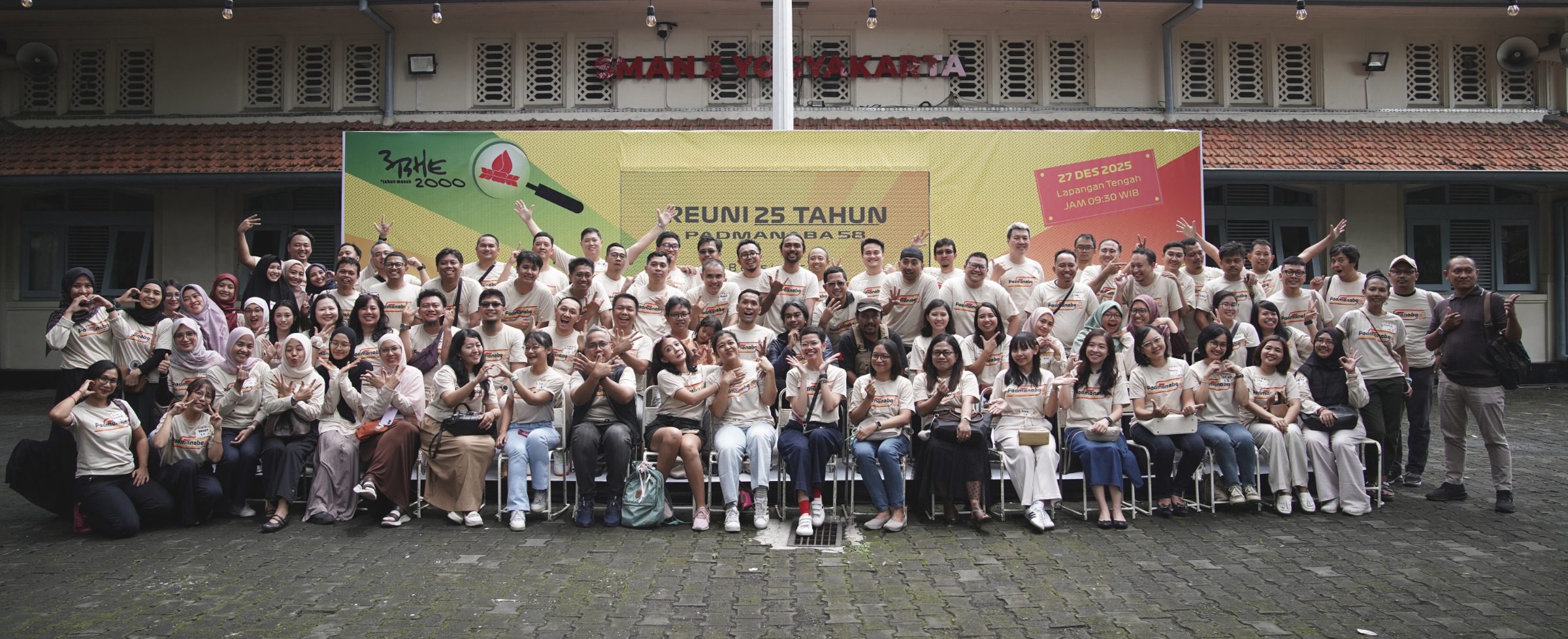 Foto bersama peserta Reuni 25 Tahun Padmanaba 58 di halaman SMA 3 Yogyakarta
